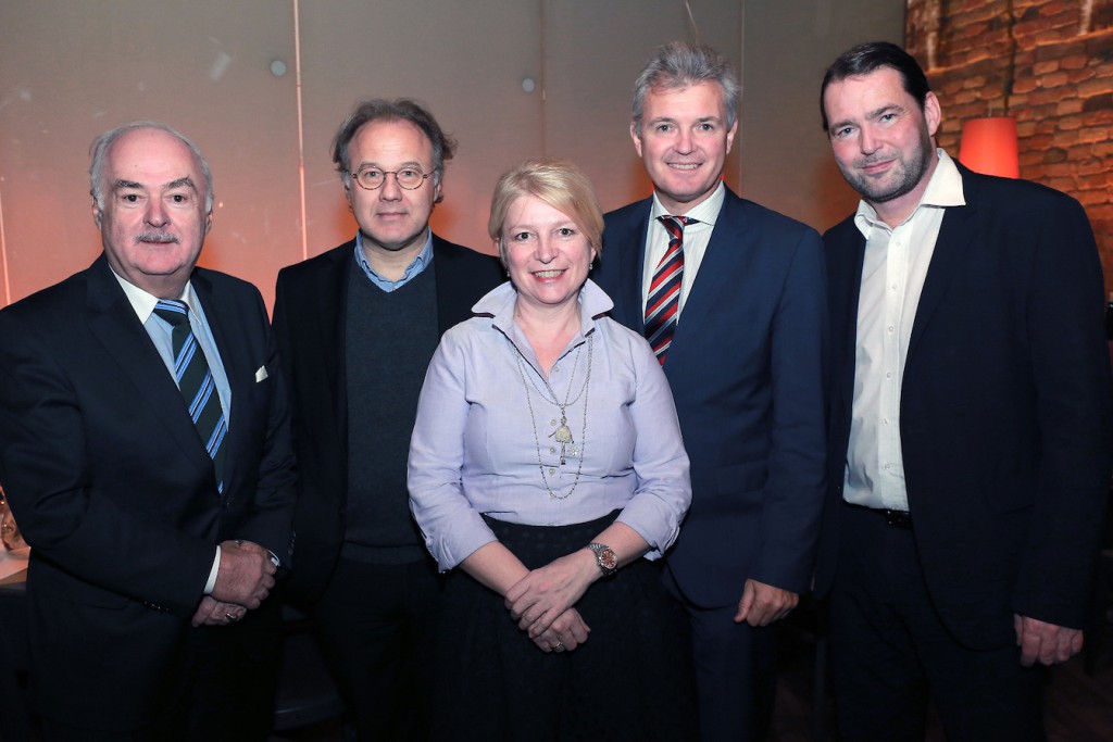 Hannes Martschin mit seinem Agenturteam (Carina Plandor, Jakob Lajta) und Wein- und Käsesommelière Gabriele Burian (Bereichsleitung Kommunikation Österreich Wein Marketing) © Günther Langegger