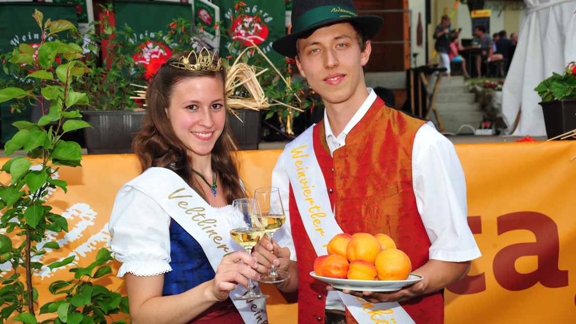 PR Bild Vino Versum Poysdorf, Veltlinerland Weinkönigin und Weinviertler Marillenkönig am Weinviertler Kirtag © Bodensteiner