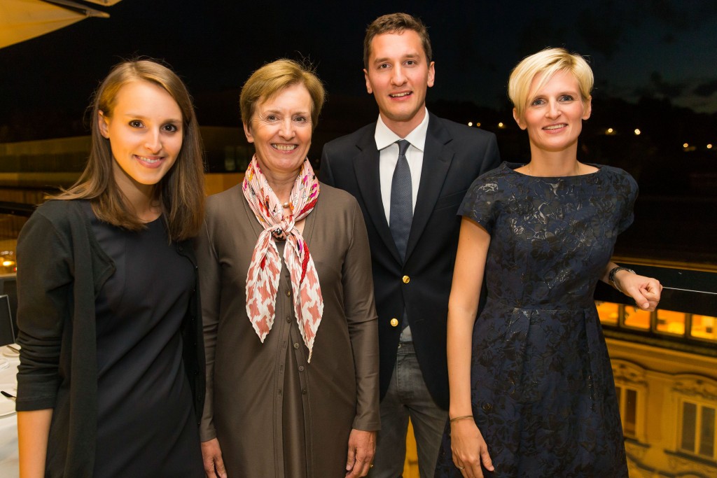 PR Bild ÖGS Preisträger 2016 v.l.n.r.: Dr. Elisabeth Bergen (Amgen Förderungspreisträgerin), Prof. Angelika Reiner (ÖGS Präsidentin), Dr. Claudio Spick (Amgen Förderungspreisträger), Mag. Viktória Kery-Erdélyi (Roche Austria Publizistikpreisträgerin) © Österreichische Gesellschaft für Senologie/APA-Fotoservice/Neumayr