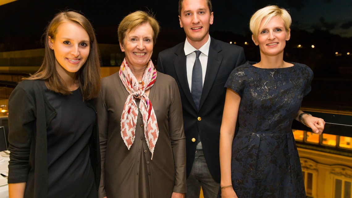 PR Bild ÖGS Preisträger 2016 v.l.n.r.: Dr. Elisabeth Bergen (Amgen Förderungspreisträgerin), Prof. Angelika Reiner (ÖGS Präsidentin), Dr. Claudio Spick (Amgen Förderungspreisträger), Mag. Viktória Kery-Erdélyi (Roche Austria Publizistikpreisträgerin) © Österreichische Gesellschaft für Senologie/APA-Fotoservice/Neumayr