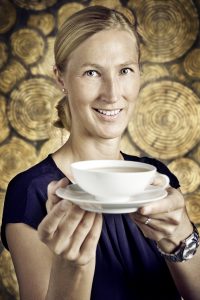 PR Bild Demmer Johanna Birnstingl mit Tasse © DEMMER GmbH_M. Stelzhammer