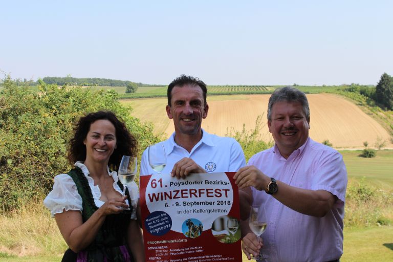 PR Bild/Vino Versum/Bezirkswinzerfest - v. l. n. r.: Tourismusstadträtin Gudrun Tindl-Habitzl, Winzerfestpräsidenten Markus Prock, Bürgermeister Thomas Grießl © Stadtgemeinde Poysdorf