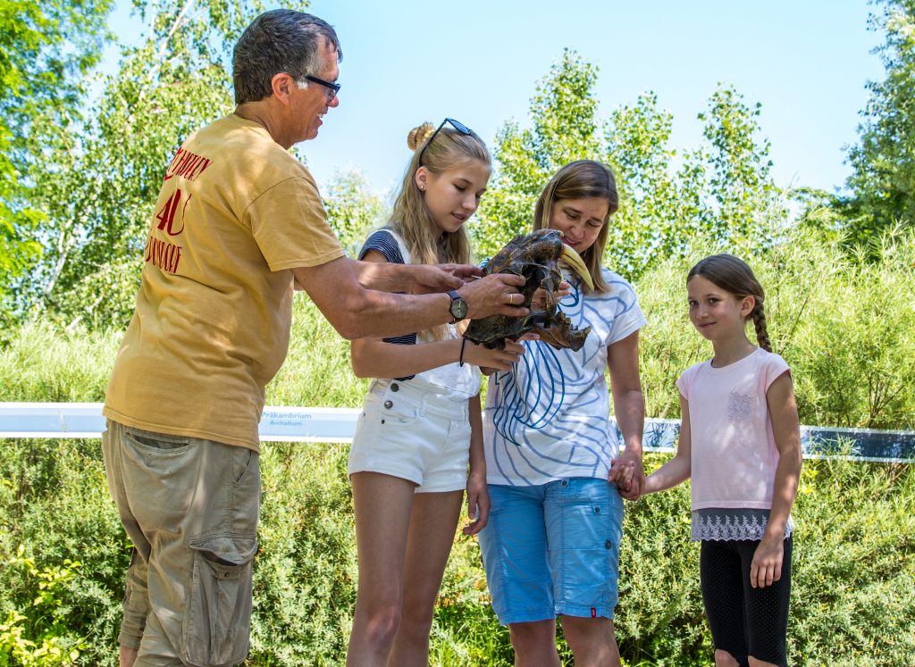 Kinder ab 6 Jahren erfahren spielerisch und interaktiv wie sehr das Klima unsere Umwelt prägt und nehmen eine selbst angefertigte Erinnerung mit nach Hause