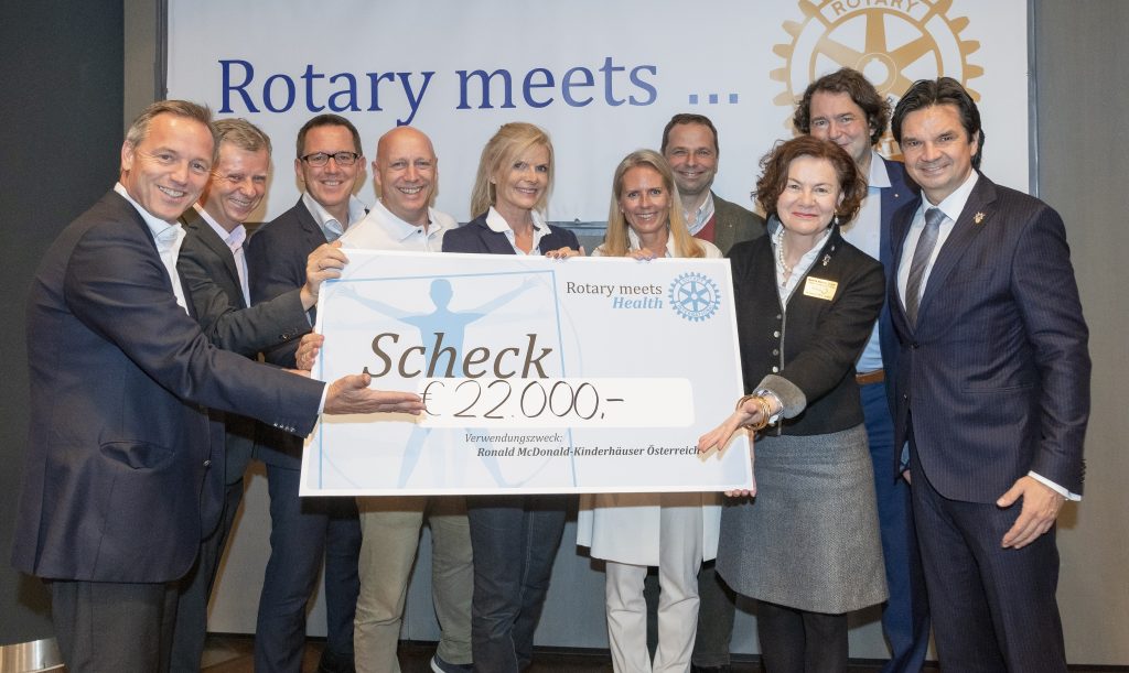 Pressebild Rotary meets Health Organisationskomitee mit Scheck für Ronald McDonald Kinderhilfe © Jeff Mangione