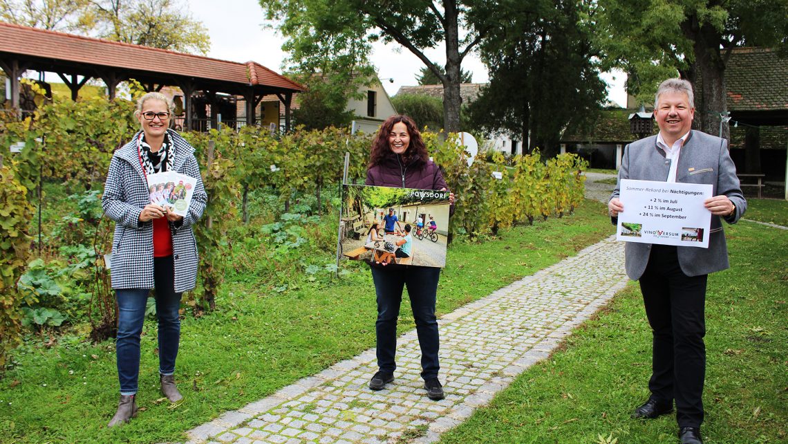 Vino-Versum-Geschäftsführerin Susanne Reidlinger, Stadträtin Gudrun Sperner-Habitzl, Bürgermeister Thomas Grießl © Vino Versum