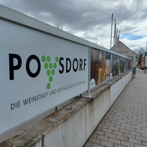 PR Bild Neue Werbetafeln Eingang Vino Versum Poysdorf © Vino Versum