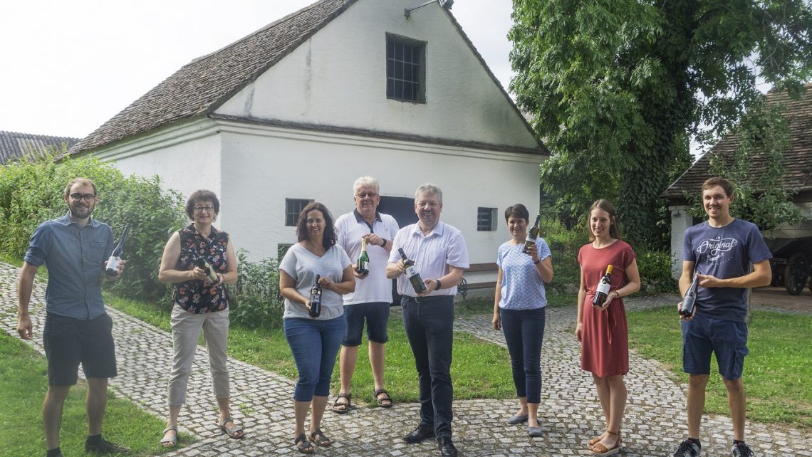 Verantwortliche und Winzer der Poysdorfer Winzertour 2021, v.l.n.r.: Markus Latschka, Brigitte Neustifter, Gudrun Sperner-Habitzl, Hans-Peter Vodicka, Bgm. Thomas Grießl, Margit Matzka, Christa Strobl, Rainer Oppenauer © Stadtgemeinde Poysdorf