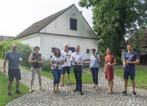 Verantwortliche und Winzer der Poysdorfer Winzertour 2021, v.l.n.r.: Markus Latschka, Brigitte Neustifter, Gudrun Sperner-Habitzl, Hans-Peter Vodicka, Bgm. Thomas Grießl, Margit Matzka, Christa Strobl, Rainer Oppenauer © Stadtgemeinde Poysdorf