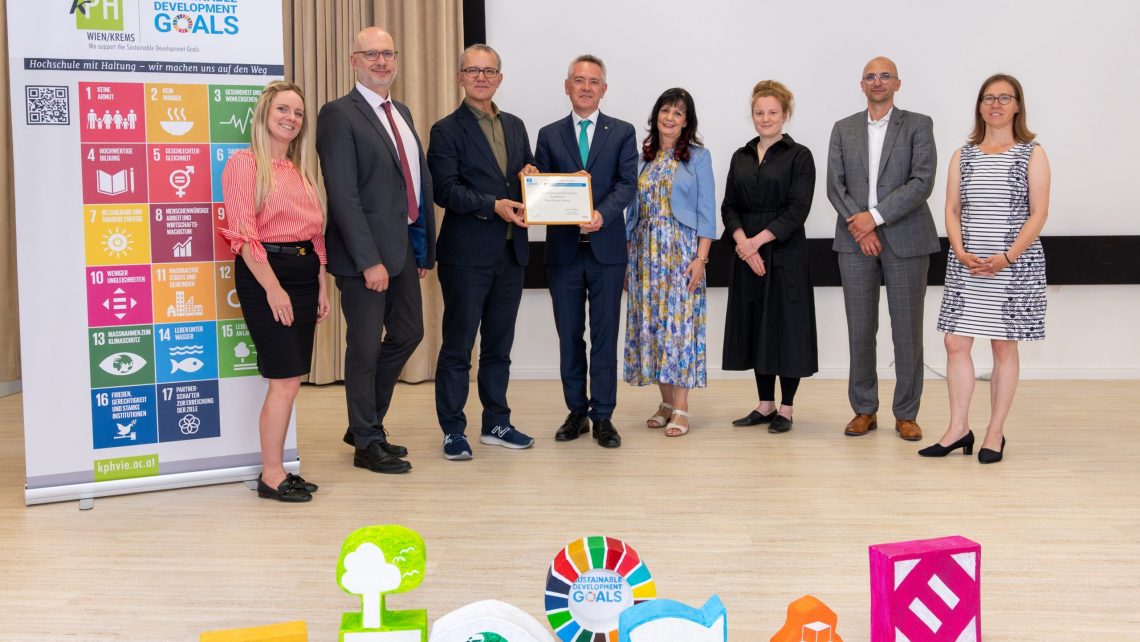 KPH Wien/Krems wird UNESCO Schule, V.l.n.r.: Elisabeth Fernbach, Andreas Weissenbäck (beide KPH), Martin Fitz (UNESCO), Hubert Philipp Weber, Gabriele Hösch-Schagar (beide KPH), Stephanie Godec (UNESCO), Matthias Barth und Claudia Gärtner (beide Gastreferent:innen) © Wolfgang Pecka