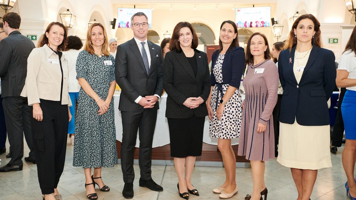 EmpowerHer Launch Event der Amerikanischen Handelskammer, V.l.n.r.: Claudia Müller-Jursik, Amaya Echevarría (beide Gilead Sciences), Sebastian Mörth (Medtronic) Victoria Reggie Kennedy (US-Botschafterin in Österreich), Carmen Greider (3M), Saskia Wallner (Ketchum), Monika Köppl-Turyna (EcoAustria)