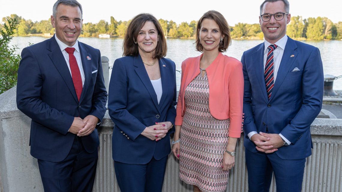 V.l.n.r.: AmCham-Präsident Michael Zettel, US-Botschafterin Victoria Kennedy, EU-Ministerin Karoline Edtstadler, AmCham Board-Mitglied Sebastian Mörth. Foto: APA-Fotoservice/Juhasz