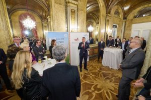 AmCham-Präsident Michael Zettel hält die Begrüßungsrede für seine 120 hochkarätigen Gäste aus Wirtschaft und Politik © APA-Fotoservice, Ludwig Schedl 