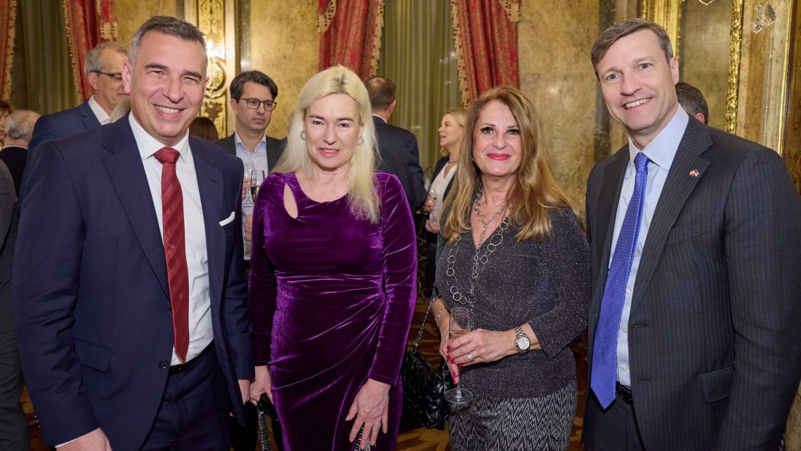 V.l.n.r.: Michael Zettel (AmCham-Präsident), Petra Schneebauer (Österreichische Botschafterin in den USA), Susanne Reisinger-Anders (AmCham-Generalsekretärin), Ken Walsh (Erster Botschaftssekretär der USA in Österreich) © APA-Fotoservice, Ludwig Schedl